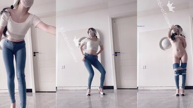 ❣️推荐❣️推特极品嫩妹【冰冰爱跳舞】收费私拍第二弹，各式各样情趣丝袜装裸舞 (16)